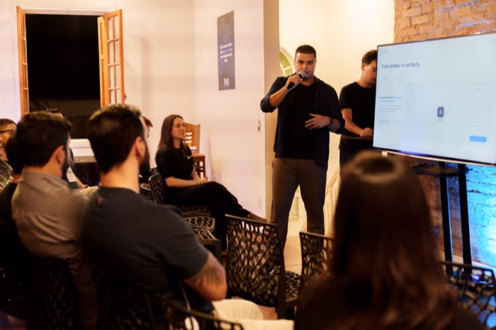Público acompanhando uma talk