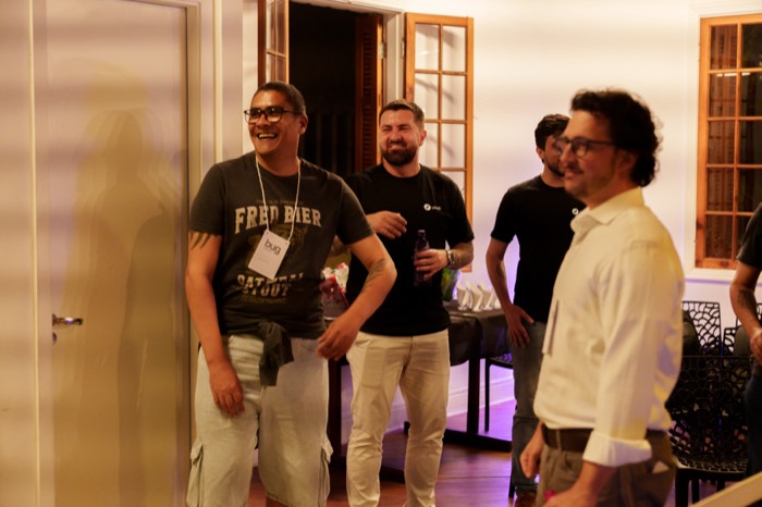 Grupo de participantes rindo durante uma conversa