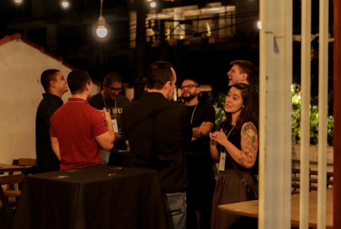 Conversa entre participantes no rooftop