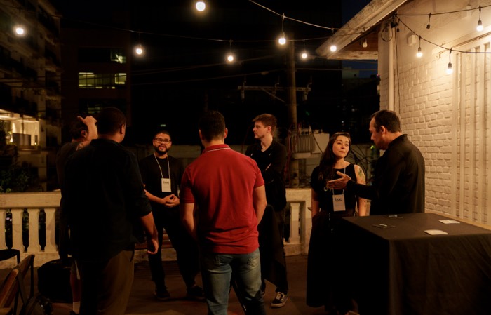 Participantes conversando no rooftop