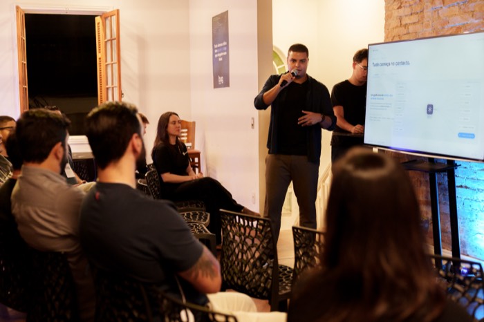 Público acompanhando uma talk